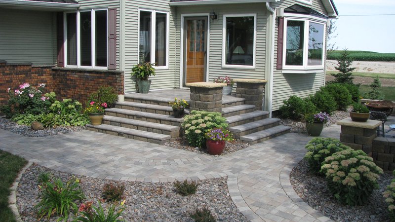 Steps - Country Manor Block Riser, Willow Creek Bullnose Paver Tread